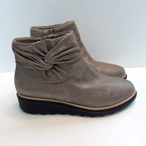 NWOT Clarks Pewter Metallic Leather Clark Sharon Salon Bow Comfort Ankle Boots